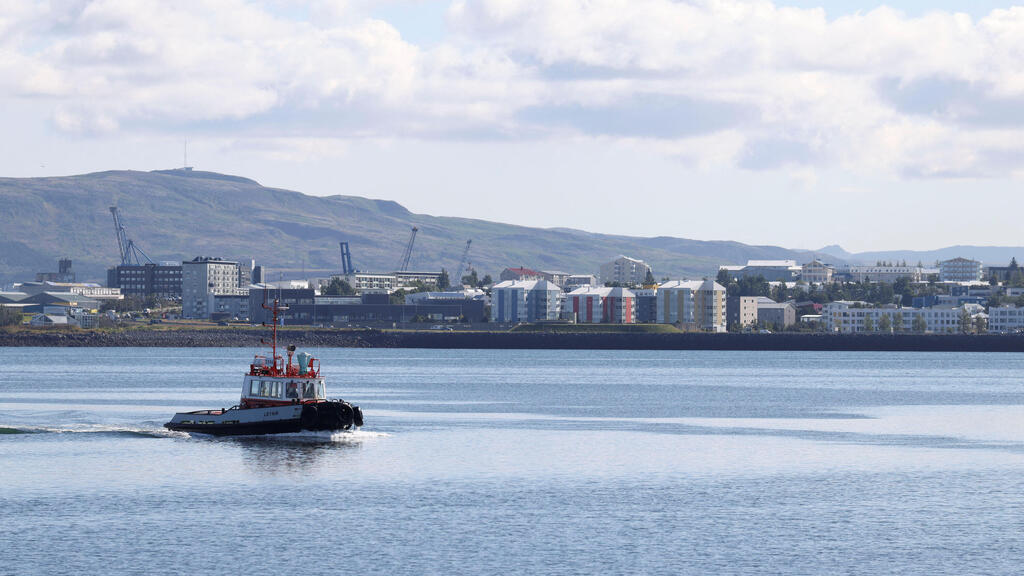 A boat returns to Reykjavik harbor last week: Icelanders fear the decline of fish stocks (Photo: Leonhard Foeger/Reuters) איסלנד משאל עם הצטרפות ל האיחוד האירופי רייקיאוויק סירה