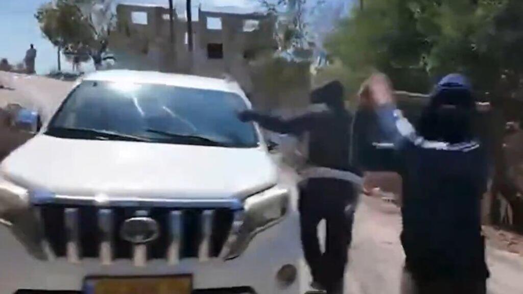 Masked assailants beat the NBC News crew (Photo: NBC News) מתנחל תוקף צוות של אנשי חדשות NBC בשטחי יו"ש