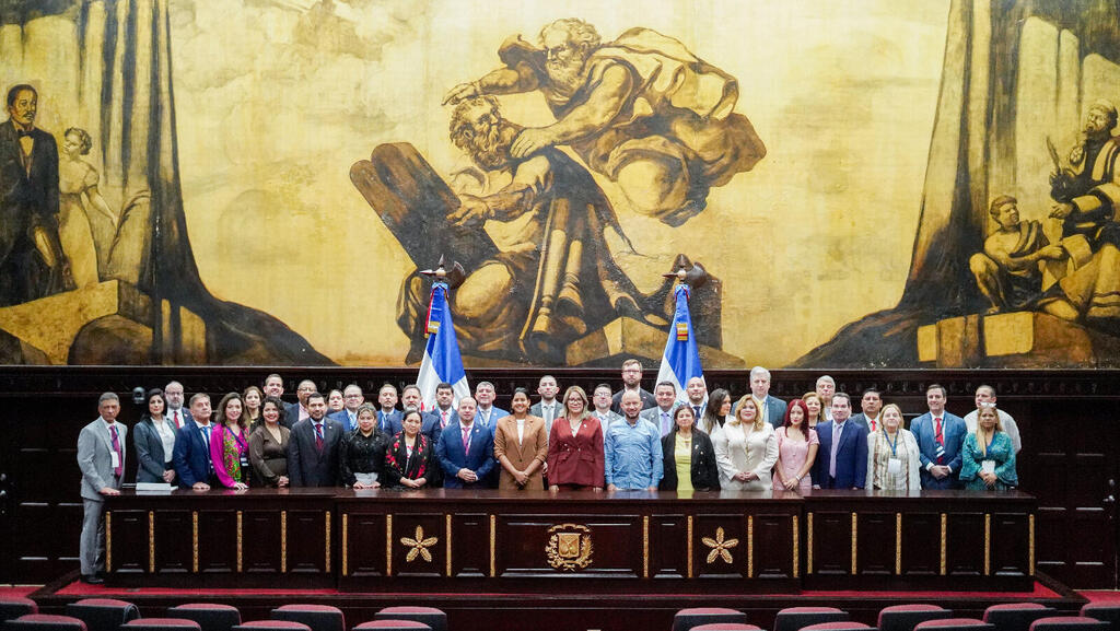 חברי המשלחת בפרלמנט. ברקע ציור הקיר של משה רבנו עם לוחות הברית