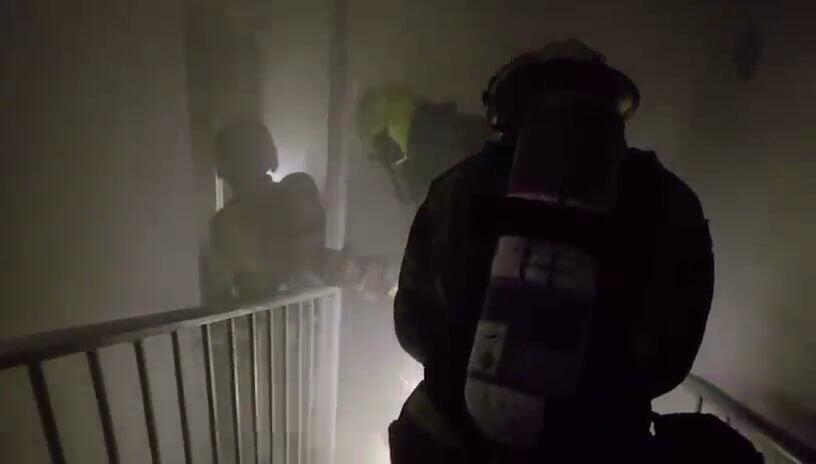 Firefighters search the residential building in Rishon Lezion for anyone who may have been trapped after a fire broke out in the underground parking garage (Photo: Kobi Richter/Fire and Rescue Services) אותר אדם באחד הרכבים הבוערים בחניון תת-קרקעי בראשון לציון