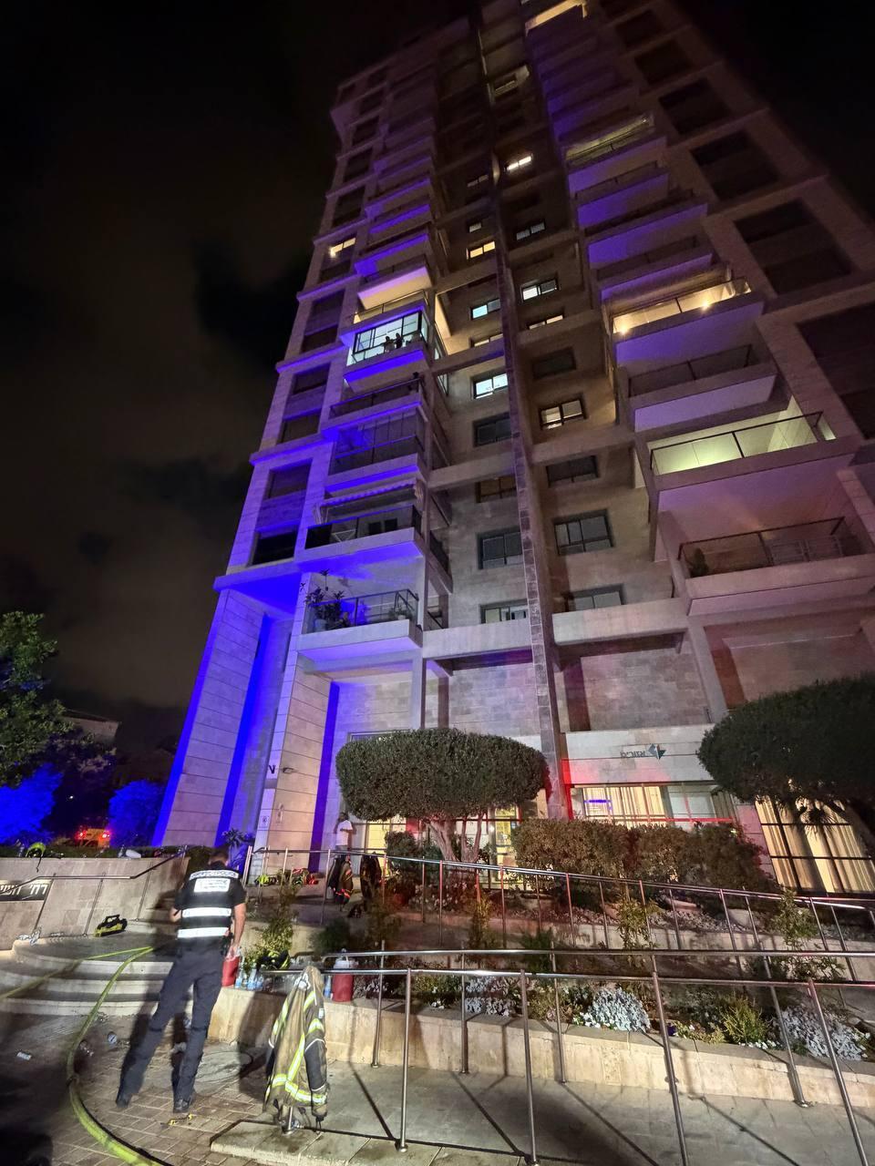The exterior of the residential building in Rishon Lezion where a fire broke out in the underground parking garage (Photo: Meir Turgeman) שריפה בחניון תת-קרקעי בבניין מגורים