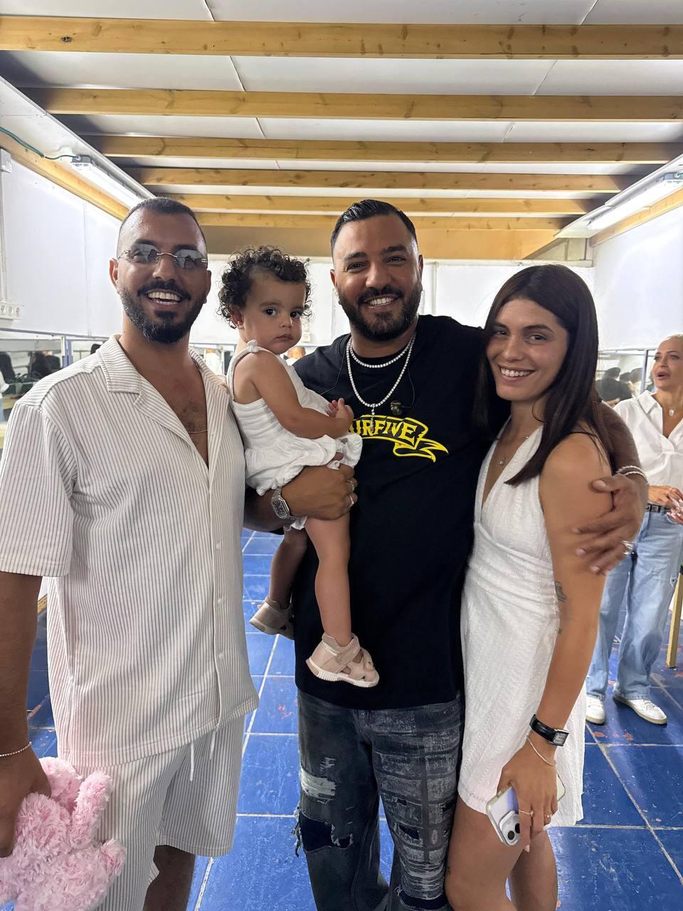 איתי לוי פוגש את יהלי, שבטוחה שאביה נתי הוא הזמר, יחד עם האם עמית (ללא) איתי לוי פוגש את יהלי, שבטוחה שאביה נתי הוא הזמר, יחד עם האם עמית