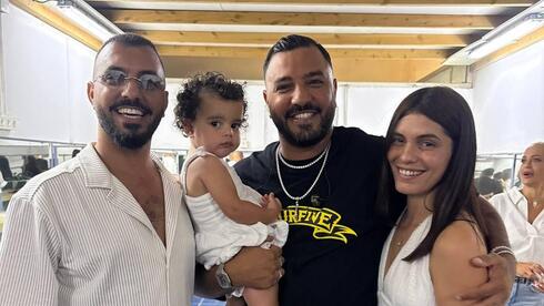 איתי לוי פוגש את יהלי, שבטוחה שאביה נתי הוא הזמר, יחד עם האם עמית