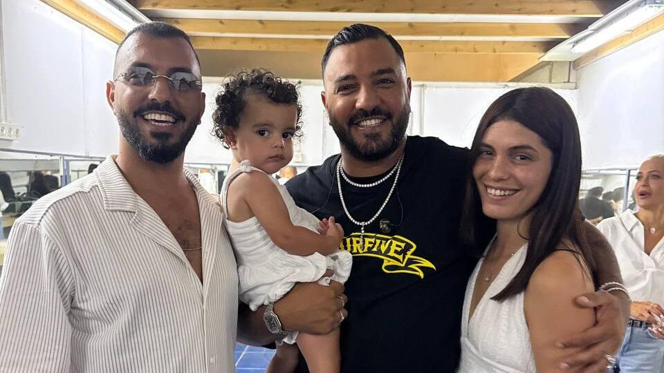 איתי לוי פוגש את יהלי, שבטוחה שאביה נתי הוא הזמר, יחד עם האם עמית