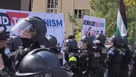 Полиция оцепила демонстрантов в Базеле (Фото из соцсетей) מפגינים ושוטרים בשבת בבזל