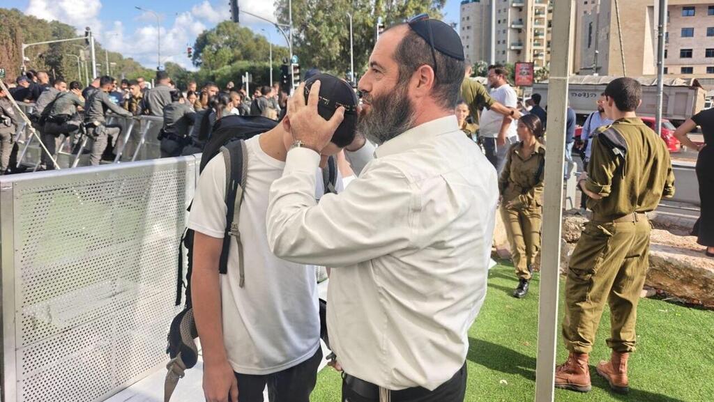 Some of the young recruits arrived with their families (Photo: Shomer Israel Association) צילומי משפחות של מועמדים בגיוס חרדים בתל השומר