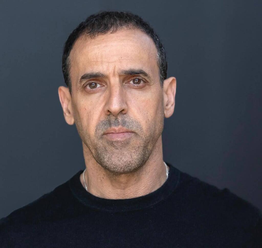 Eli Sharabi to host the national October 7 memorial ceremony (Photo: Sharon Derhy) אלי שרעבי מנחה טקס הזיכרון הלאומי ב7 לאוקטובר