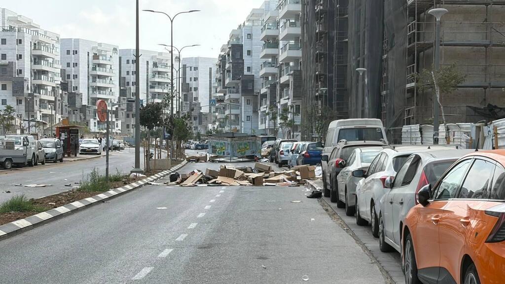 Haredi road and street blockades on Shabbat: Writers' Neighborhood in Bnei Brak (Photo: Meir Turgeman) חסימות הכבישים והרחובות של החרדים בשבת: שכונת הסופרים בבני ברק