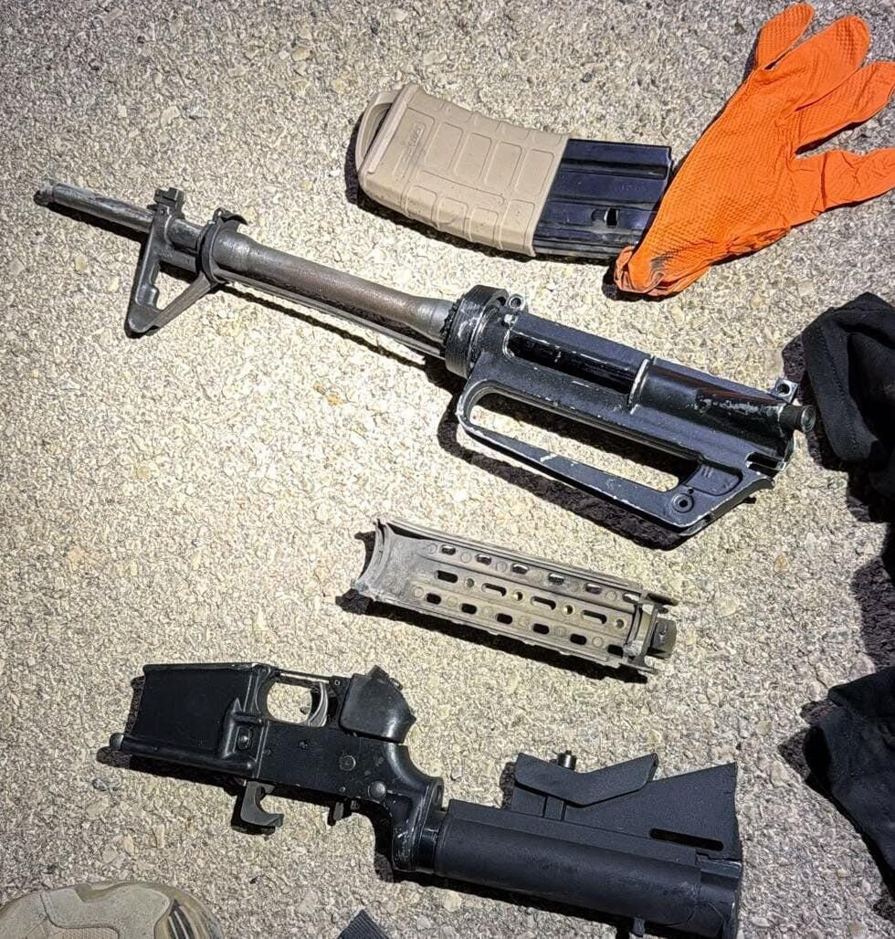 M16 rifle parts and ammunition found in the suspect’s vehicle after the police chase (Photo: Israel Police) הנשק שנתפס לאחר מרדף הרופא מרהט