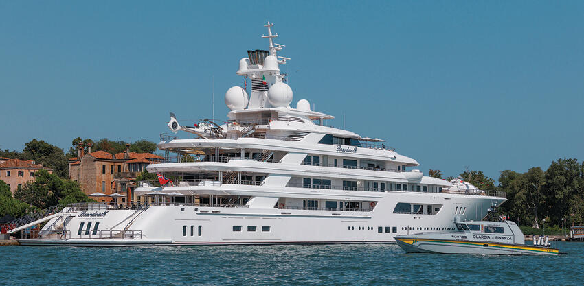 The billionaire ambassador’s megayacht: A 118-meter luxury yacht serving as Fertitta’s base during his diplomatic voyage around Italy (Photo: Stefano Mazzola, Getty Images) חלון לים התיכון. היאכטה