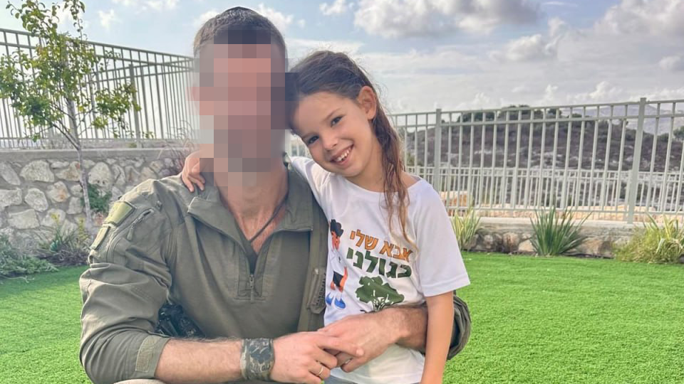 Элла в майке "Мой папа- в "Голани" מג"ד גולני מלווה את הבת שלו לכיתה א'