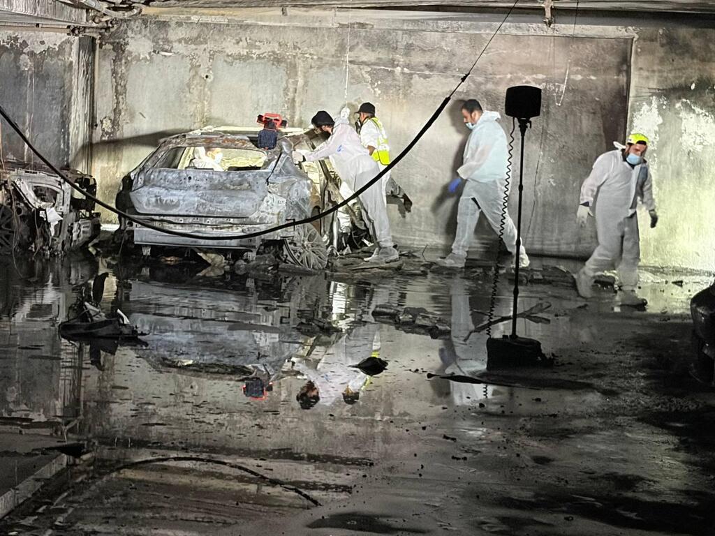 Damage inside the underground parking garage in Rishon Lezion after a fire that spread between several vehicles (Photo: Meir Turgeman) הנזק שנגרם בחניון התת-קרקעי