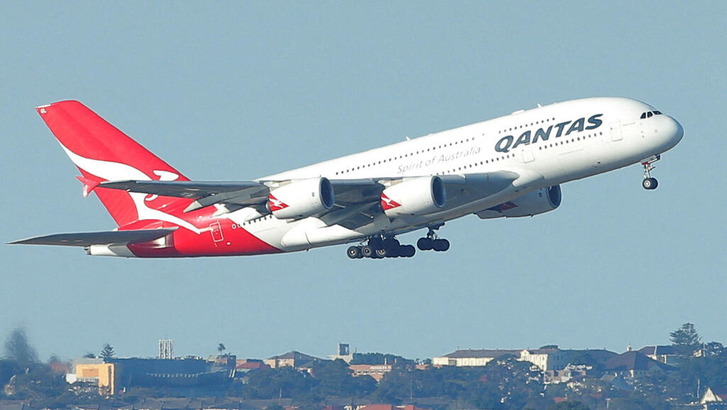 מטוס איירבוס A380-800 של קוואנטס ממריא מנמל התעופה הבינלאומי בסידני בדרכו לדובאי
