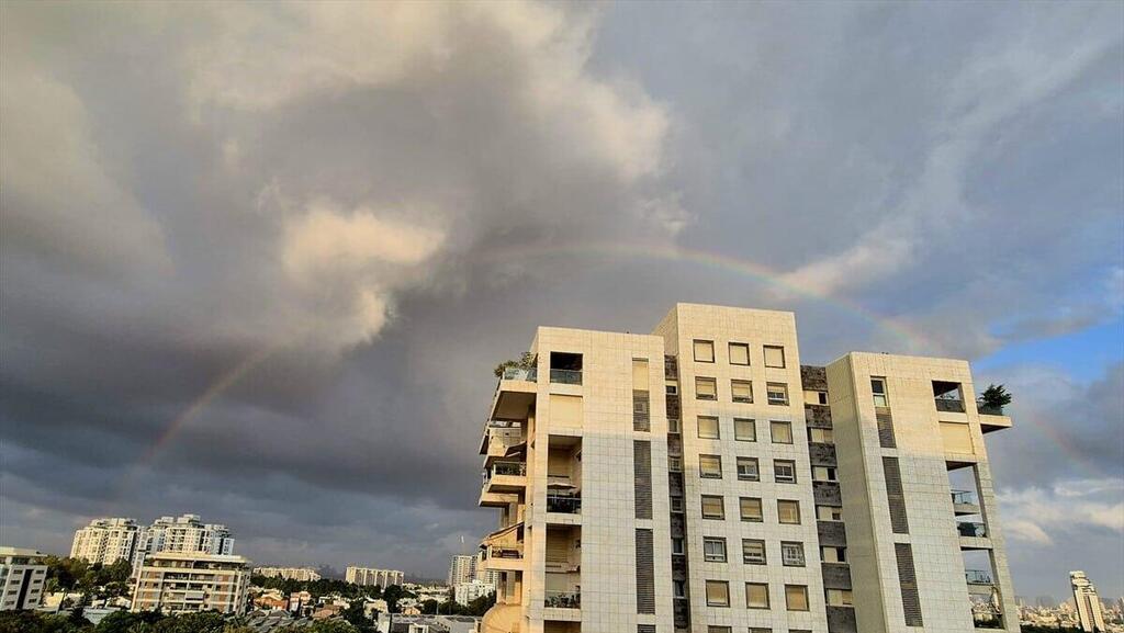 Rain expected in northern Israel and along coast on Simchat Torah before clearing by noon (Photo: Pini Nantervitz) קשת בענן באוגוסט בקריית אונו