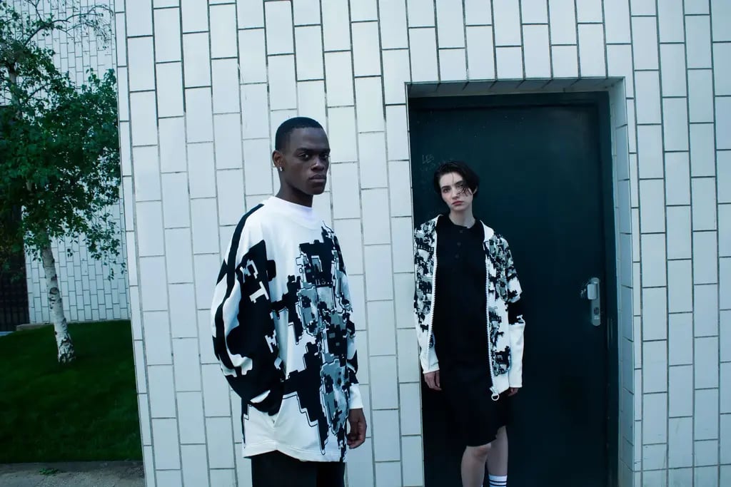 Large-scale prints are used to confuse facial recognition algorithms. Clothing by Urban Privacy (Photo: urban-privacy.com) בגדים של המותג Urban Privacy
