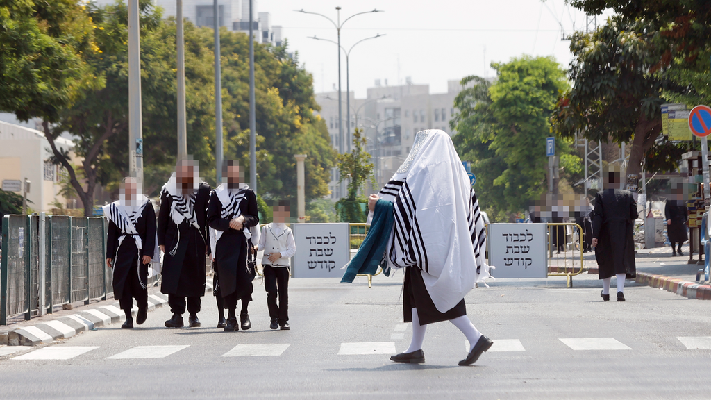 Ultra-Orthodox residents block the street to their neighborhood on Shabbat (Photo: Gadi Kabelo) חסימות הכבישים והרחובות של החרדים בשבת: אשדוד