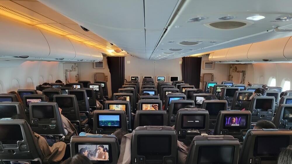 And this is what it looks like inside: Economy class on Singapore Airlines (Photo: Nate Hovee / Shutterstock) בתוך מטוס איירבוס A380 של סינגפור איירליינס