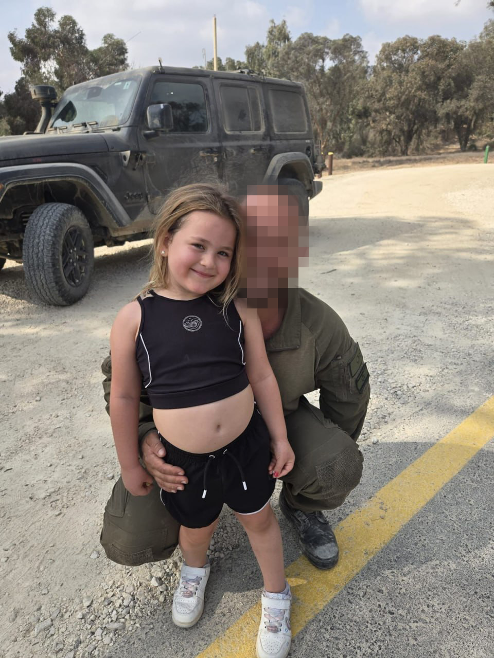 6-year-old Maya and her father, Col. N. סמח"ט גולני מלווה את הבת שלו לכיתה א'