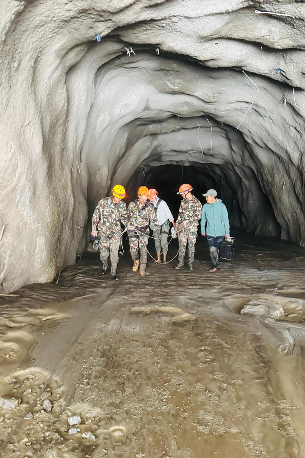 Rescue operations in an attempt to locate people trapped in tunnels under hydroelectric power stations in Nepal affected by flood disaster (Photo: Handout / Prime Minister Secretariat, Nepal / AFP) פעולות חילוץ בניסיון לאתר לכודים במנהרות מתחת לתחנות הידרואלקטריות ב נפאל שנפגעו באסון שיטפון שיטפונות