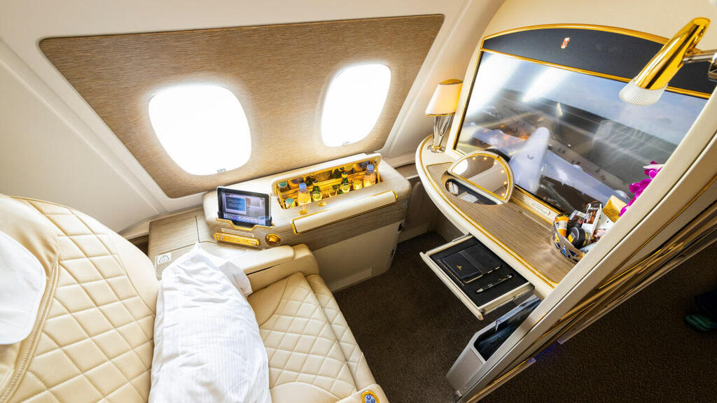 And this is what first class looks like on the world’s largest passenger plane (Photo: Photofex_AUT / Shutterstock) מחלקה ראשונה של אמירייטס בקומה העליונה של מטוס איירבוס A380