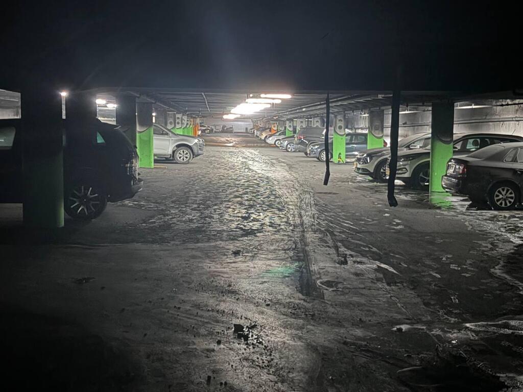 Damage inside the underground parking garage in Rishon Lezion after a fire that spread between several vehicles (Photo: Meir Turgeman) הנזק שנגרם בחניון התת-קרקעי