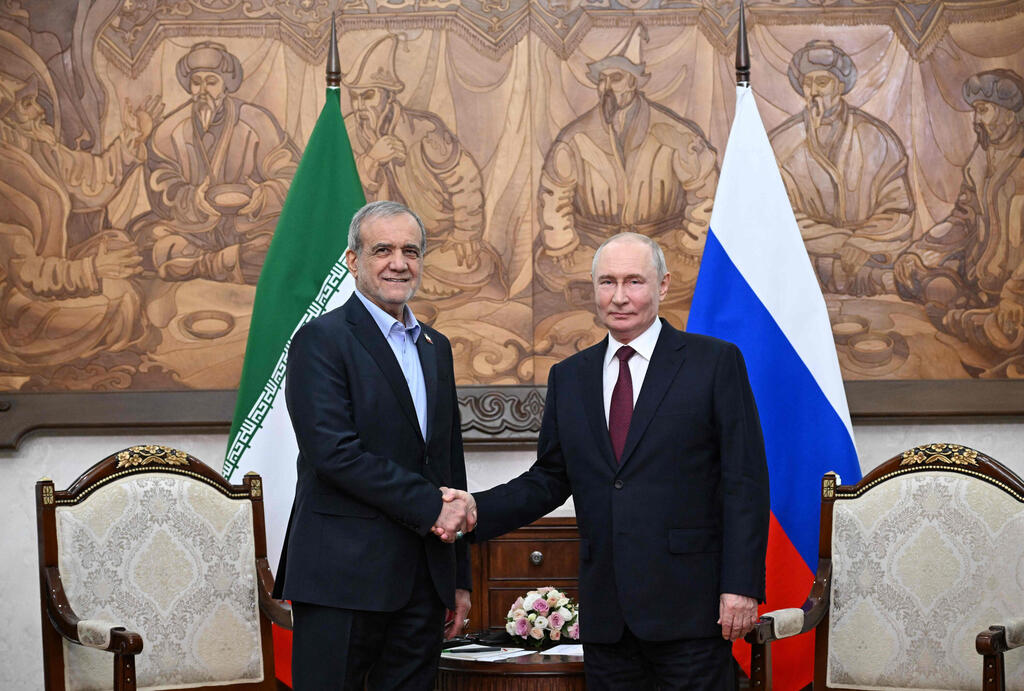 Iranian President Masoud Pezeshkian meets Russian President Vladimir Putin at the Shanghai Cooperation Organization summit in Kyrgyzstan (Photo: Kristina Solovyova / POOL / AFP) נשיא איראן פזשכיאן במפגש עם נשיא רוסיה פוטין בפסגת ארגון שנגחאי לשיתוף פעולה ב קירגיזסטן