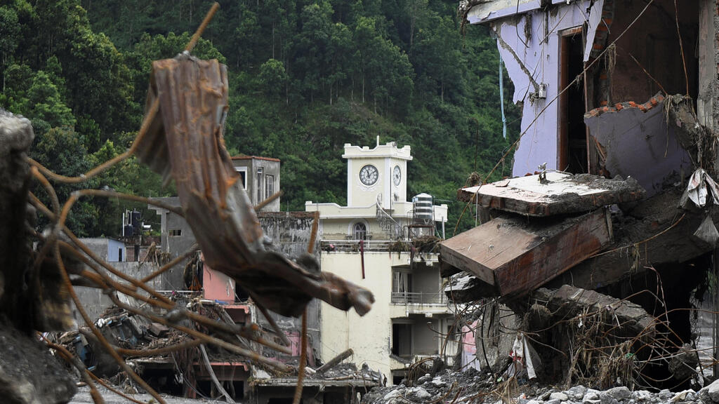 In the wake of the Nepal flood disaster (Photo: Reuters/Stringer, Angad Dhakal) נפאל אסון שיטפון גבול טיבט מחפשים הריסות