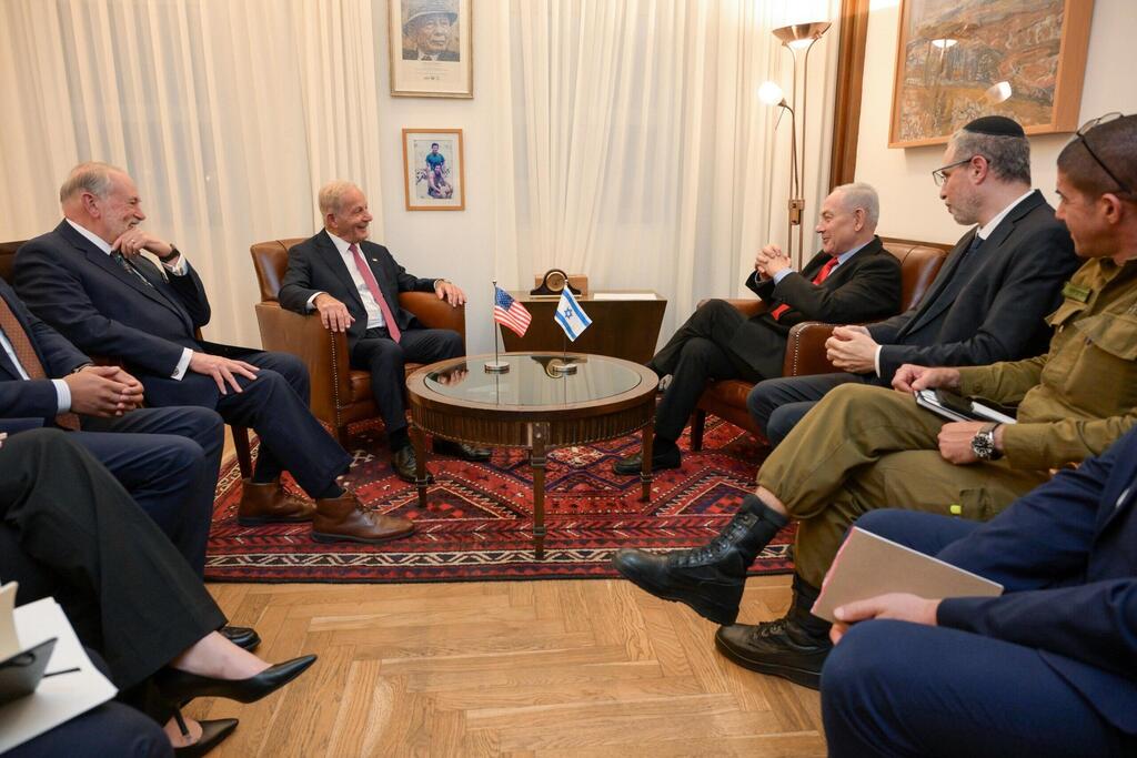 Prime Minister Benjamin Netanyahu meets at his office with US Ambassador to Lebanon Michel Issa and US Ambassador to Israel Mike Huckabee, who are leading talks between Israel and Lebanon (Photo: GPO) ראש הממשלה בנימין נתניהו נפגש בלשכתו עם שגריר ארה״ב בלבנון, מישל עיסא ועם שגריר ארה״ב בישראל, מייק האקבי שמובילים את השיחות בין ישראל ללבנון