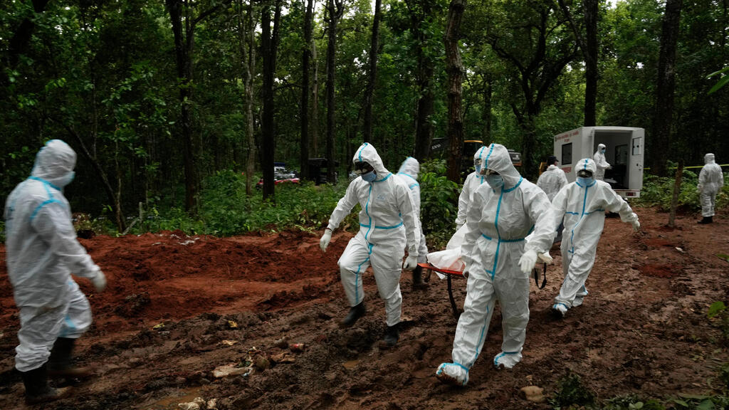 Тело поибшего в Тибете доставляют на опознание (Фото: AP Photo/Dar Yasin) נפאל אסון שיטפון גבול טיבט עורכים קבורה המונית להרוגים