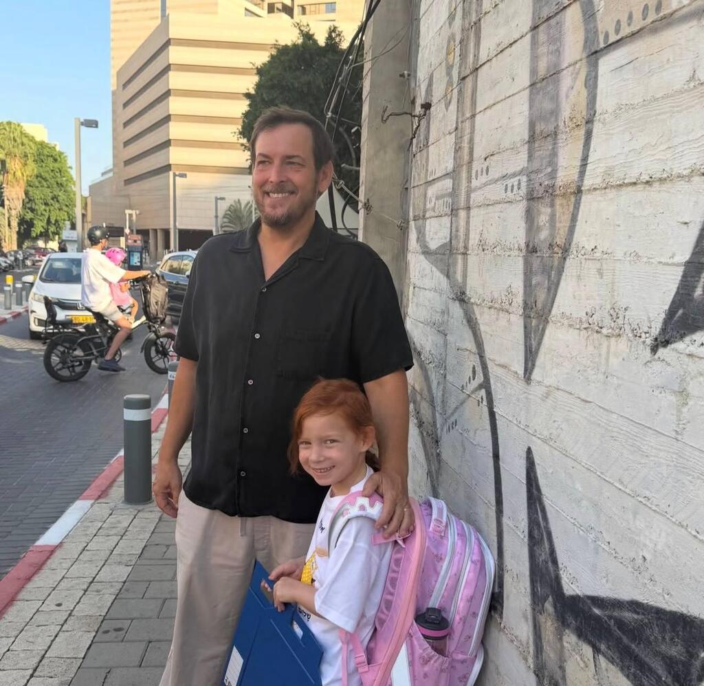 אסף זמיר ובתו אסיה ביום הראשון ללימודים (צילום מסך אינסטגרם ) אסף זמיר ובתו אסיה ביום הראשון ללימודים