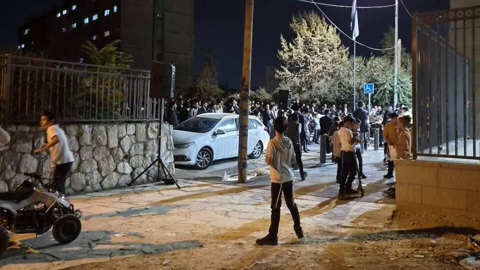 Haredi protesters gather outside a secular school in Jerusalem’s Kiryat Yovel neighborhood מחאת החרדים ליד בית הספר