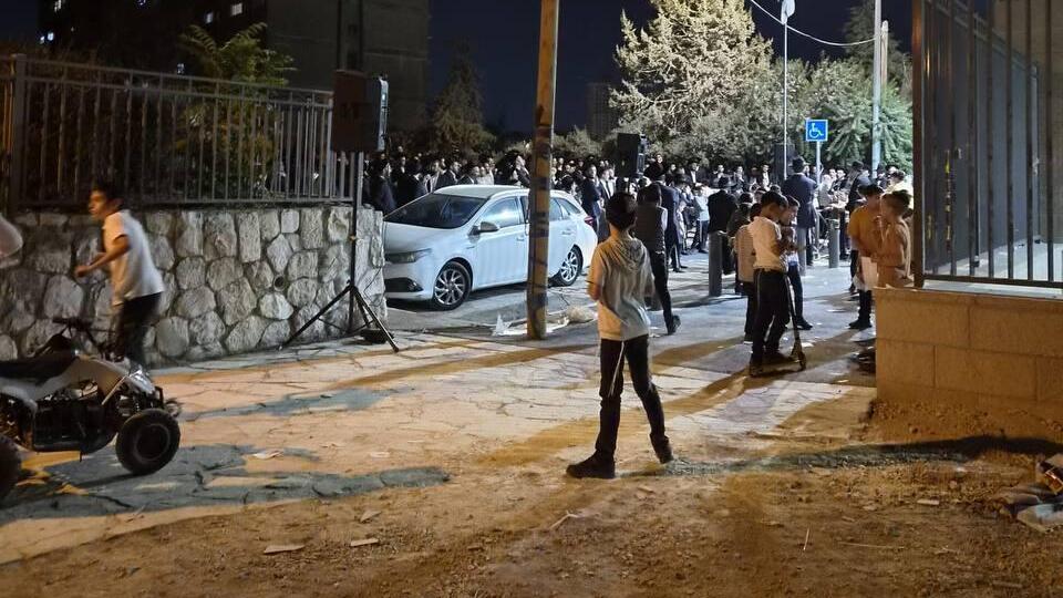 מחאת החרדים ליד בית הספר