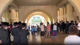  תלמידי בית הספר הממלכתי-חרדי באשדוד הגיעו למחות מול העיריה על כך שלטענתם לא מאפשרים מבנה תקין לילדים חרדים