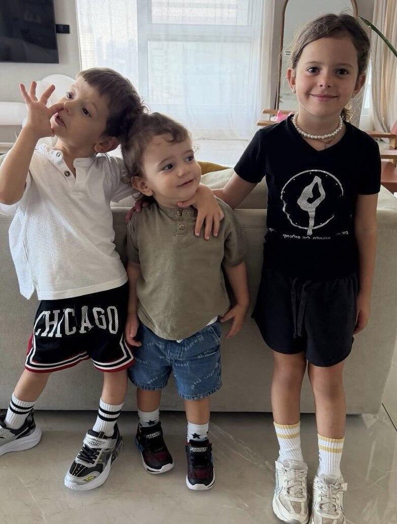ילדיה של קורין גדעון ביום הראשון ללימודים (צילום מסך אינסטגרם) ילדיה של קורין גדעון ביום הראשון ללימודים