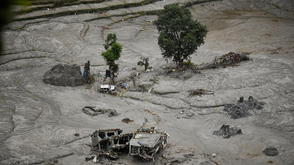 Photo: Reuters/Stringer, Angad Dhakal נפאל אסון שיטפון גבול טיבט מחפשים הריסות