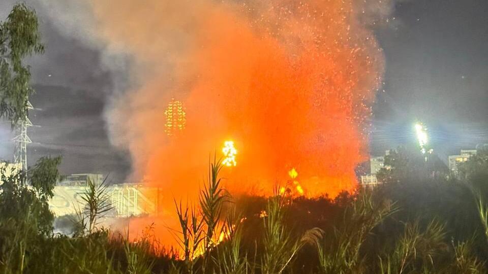 Photo: Israel Fire and Rescue Services שריפת קוצים בשתי גדות נחל הירקון שברמת גן