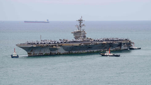 נושאת המטוסים האמריקנית USS Abraham Lincoln בדרכה לנמל לאם צ'באנג, סמוך לפטאיה 