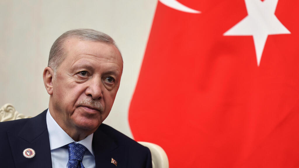 Turkish Presiden Recep Tayyip Erdogan blames the 'Zionist massacre network' (Photo: Vyacheslav Prokofyev, Sputnik, Kremlin Pool Photo via AP) נשיא טורקיה רג'פ טאיפ ארדואן במפגש עם פוטין בשולי פסגה בינלאומית בקירגיזסטן 1 בספטמבר