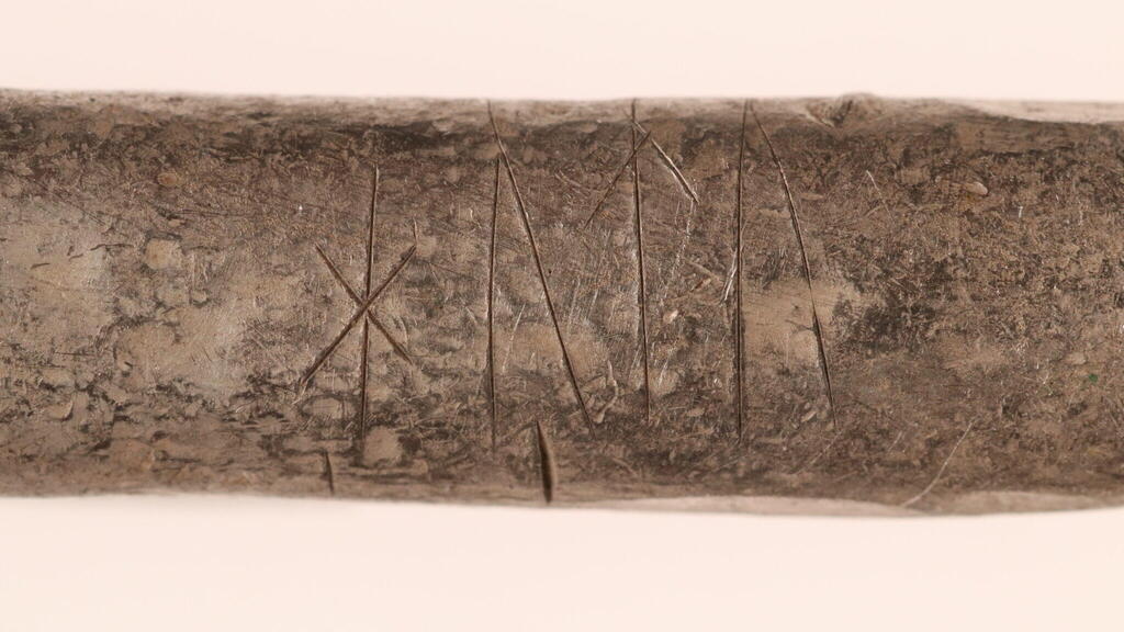 Runic characters on one of the silver ingots, a writing system used in Scandinavia during the Viking Age (Photo: North Jutland Museums) תווים רוניים על אחד ממטילי הכסף – שיטת כתיבה ששימשה את תושבי סקנדינביה בתקופת הוויקינגים