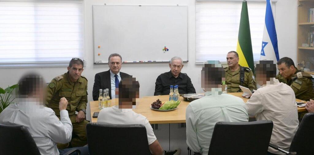 Shin Bet operatives who led the operation with Netanyahu and Katz (Photo: GPO) נתניהו מבקר באוגדת עזה