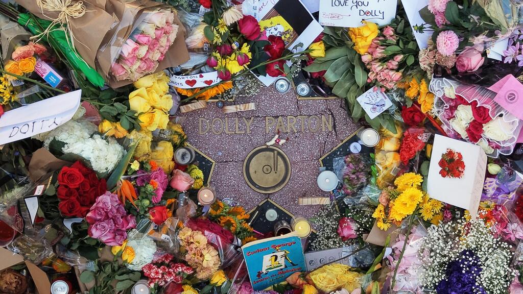 Dolly Parton’s Hollywood Walk of Fame star, one day after her death (Photo: AP Photo/Jae C. Hong) הכוכב של דולי פרטון בשדרה של הוליווד, יום לאחר מותה
