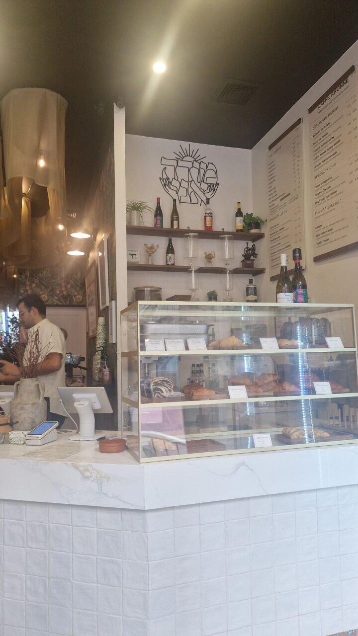 Cafe Aronne; the Hebrew prayer 'Modeh Ani' is displayed on the wall (Photo: Lior Ben Ari) קפה ארון