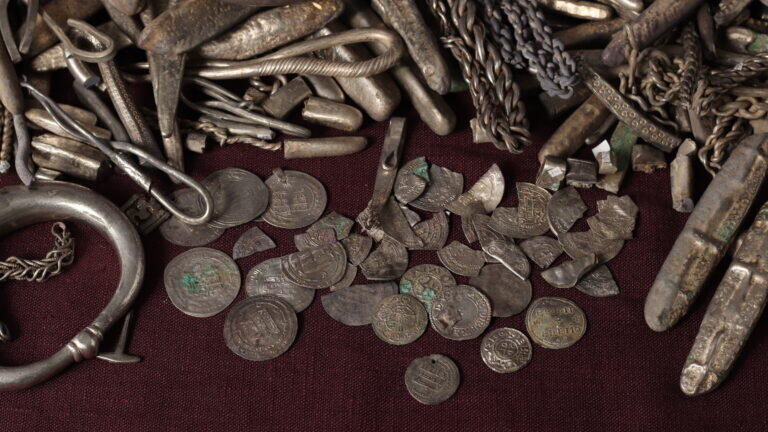 Photo: North Jutland Museums מטבעות הכסף שהתגלו בחצר הבית בדנמרק, חלקם אנגלו-סקסיים וחלקם אסלאמיים