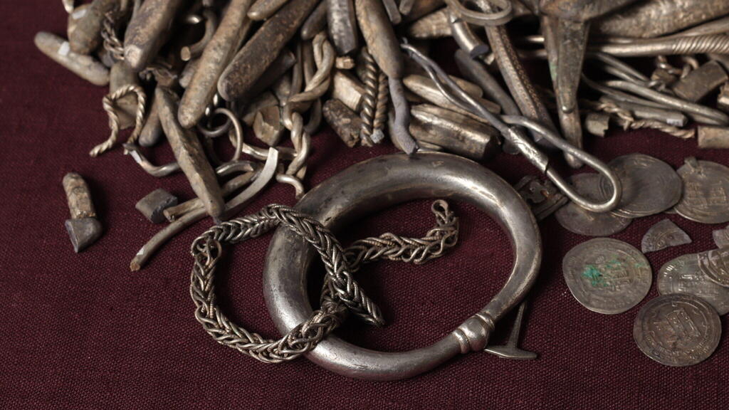 Photo: North Jutland Museums צמידי הכסף שהתגלו כחלק מהמטמון שתוארך לתקופת הוויקינגים