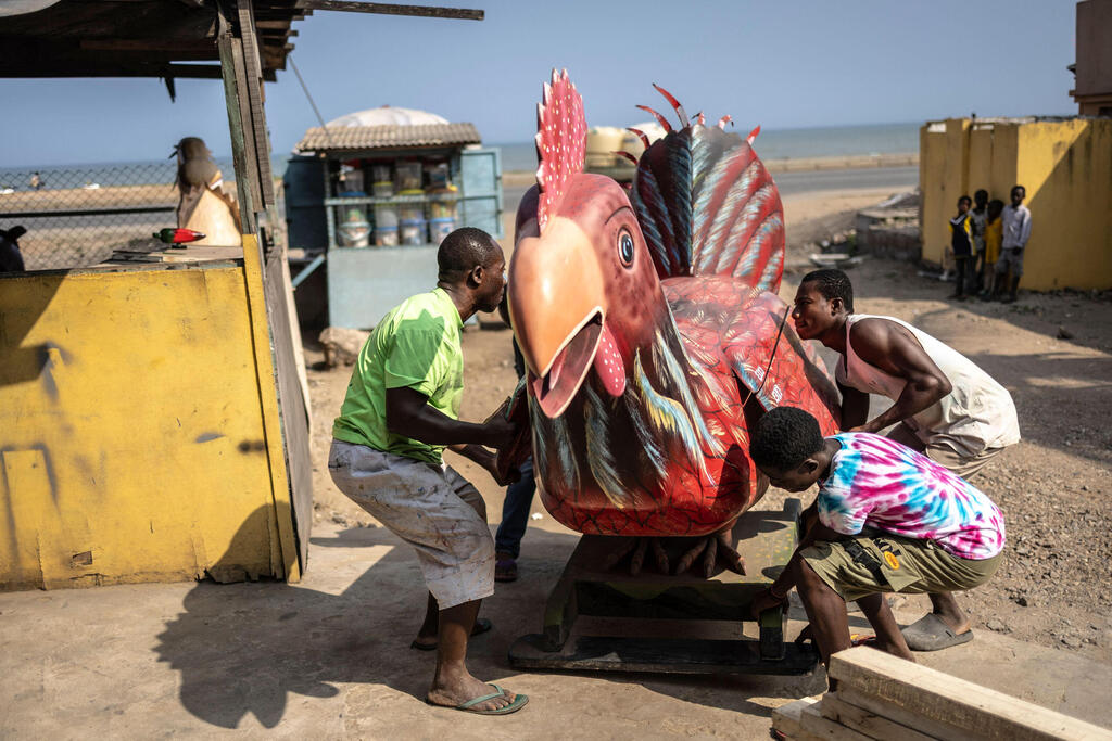 A rooster-shaped coffin made to honor a farmer (Photo: Olympia de Maismont/AFP) גאנה ארונות קבורה מיוחדים ארון קבורה בצורת תרנגולת ל חקלאי