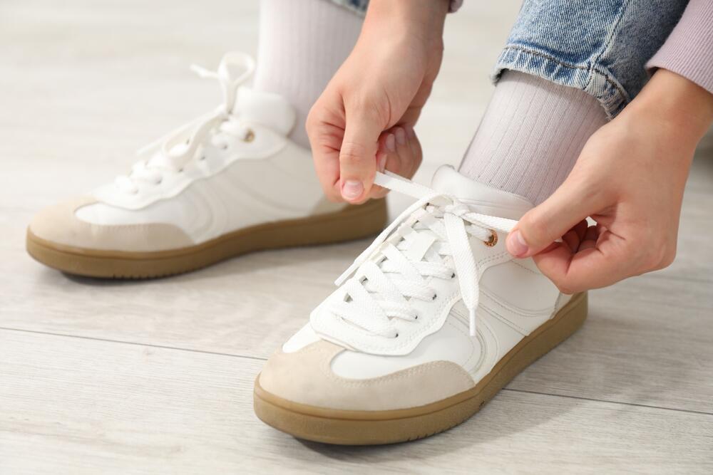 Change begins with a small action you can take right away (Photo: shutterstock / New Africa) שינוי מתחיל בפעולה קטנה שאפשר לבצע כבר היום. קשירת נעליים
