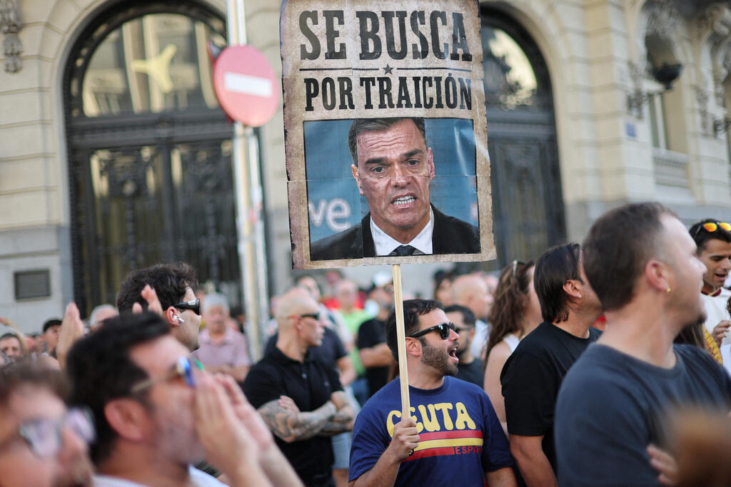 Pro-Ceuta, anti-Pedro Sánchez protest in Málaga, Spain (Photo: Thomas COEX / AFP) מלאגה ספרד הפגנה בעד סאוטה ונגד ראש הממשלה פדרו סנצ'ס
