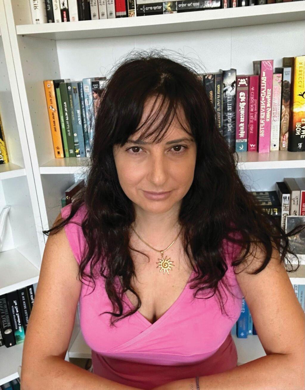 Rina Lahav: ‘If couples succeed in communicating through sex, they can try bringing those same skills into the relationship’ (Photo: Ofri Hakim) רינה להב. "אם בני הזוג מצליחים בתוך הסקס, אפשר לנסות לקחת את היכולות שקיימות במיניות ולהעביר אותן גם לחיים הזוגיים"