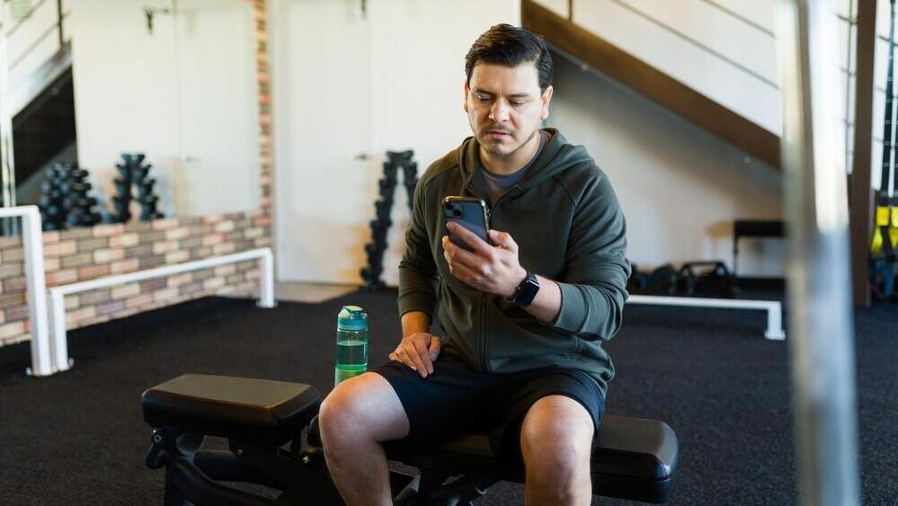 Forgetting they’re in the middle of a workout (Photo: Shutterstock/antoniodiaz) אימון