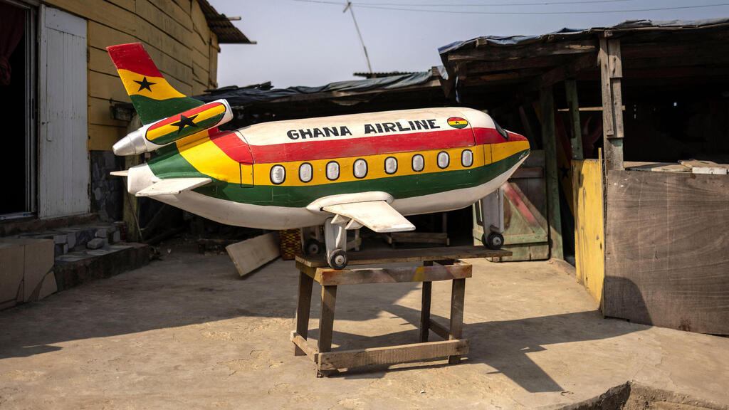 An airplane-shaped coffin made for the funeral of a pilot, modeled after Ghana Airways (Photo: Olympia de Maismont/AFP) גאנה ארונות קבורה מיוחדים ארון קבורה בצורת מטוס עבור טייס שמת